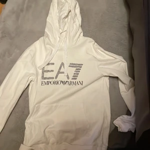 Armani Hoodie - Vit armani hoodie fläckfri strl 170-175 mycket bra skick