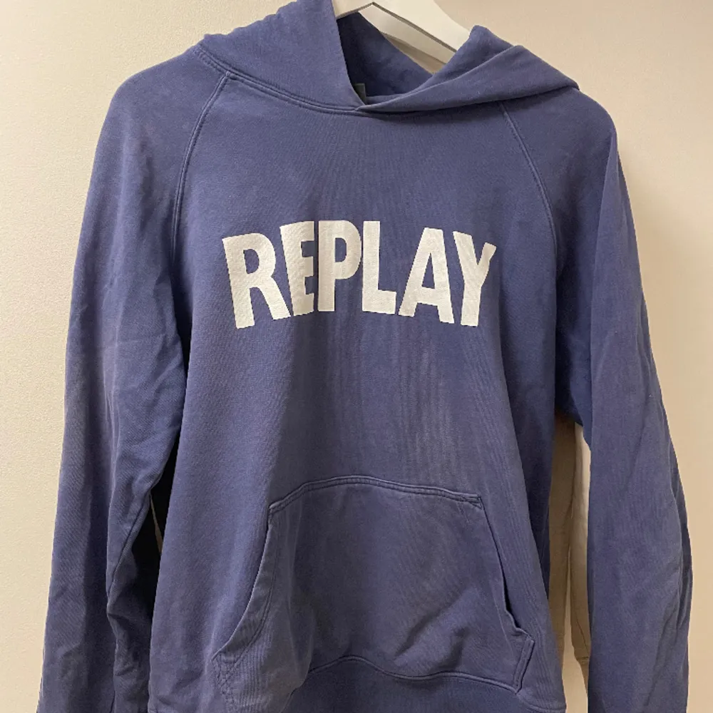 Säljer denna snygga hoodien ifrån Replay. Tröjan är i bra skick och är i stl S. Hör av er vid frågor eller om ni vill ha fler bilder på tröjan . Tröjor & Koftor.