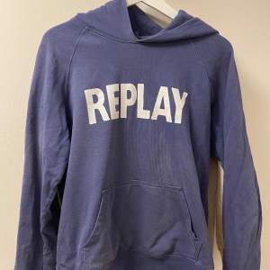 Säljer denna snygga hoodien ifrån Replay. Tröjan är i bra skick och är i stl S. Hör av er vid frågor eller om ni vill ha fler bilder på tröjan 