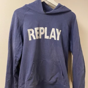 Replay hoodie - Säljer denna snygga hoodien ifrån Replay. Tröjan är i bra skick och är i stl S. Hör av er vid frågor eller om ni vill ha fler bilder på tröjan 