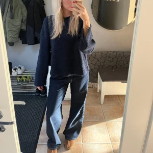 Mörka jeans - Mörka baggy jeans, storlek 38 sitter bra på mig som är S. Använd ca 3 gånger, säljer då jag har många jeans. 