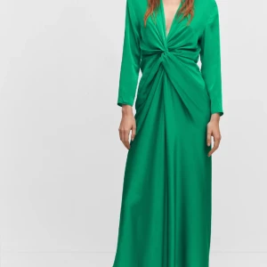 Mango dress - Har köpt för ett brolopp men har aldrig använd pga storlek. Det var sent att göra retur därför säljer. Har aldrig används kommer med original förpackning. Skriv för mer information 