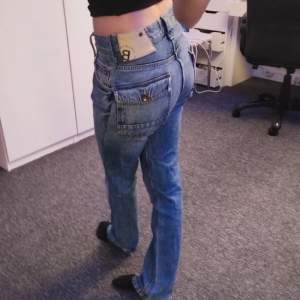 Säljer dessa fina jeans jag inte använder längre💕 köpta på secondhand och passar mig med 34