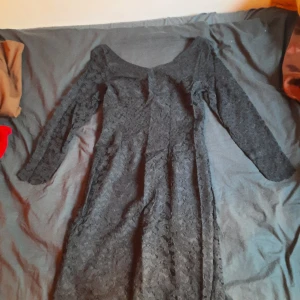 Svart spets klänning - Svart spetsklänning med vid uringning och genomskinliga trekvartsärmar☆ dragkedja därbak. Säljer då den är för stor:<