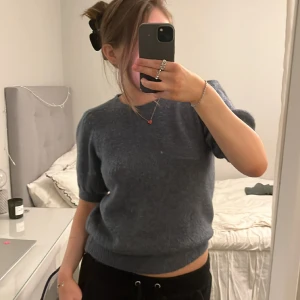 Stickad - Så söt tröja med puffärmar från vero moda. Den är blå men lite mer åt det gråa/kalla hållet. Storlek M men passar S. Säljer en likadan i mörkgrön!