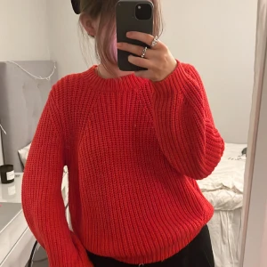 Stickad tröja  - Säljer denna superfina stickade tröjan från Lindex så den ej kommer till användning längre! Så så fin, och knappt använd, så i fint skick! Färgen gör sig inte rättvis på bild, den är klarröd i verkligheten!