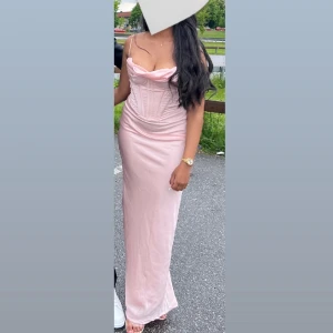 House of cb Balklänning  - Endast använd en gång, när jag hade bal. Den har en slits där bak. Klänningen är från house of CB