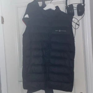 Sail racing väst - En otroligt snygg sail racing väst som har storlek 170 men passar även S-M. Väldigt bekväm väst och är i ett mycket fint skick. Den har ett pyttelitet hål som inte syns om man inte letar.