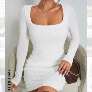 Vit klänning  - Säljer denna fina klänningen från shein som är oanvänd men tvättad en gång💖 Inte genomskinlig. 