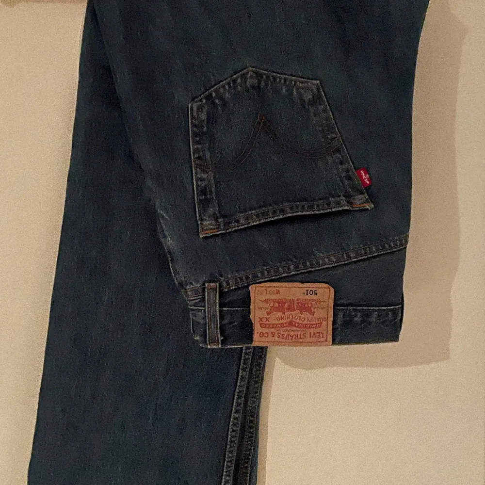 Säljes då för små för mig knappt använda. Kan skicka mer bilder om  du vill bra pris för ett par Levis 501 or 😀😀. Jeans & Byxor.