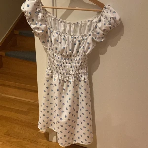 Klänning - gullig och sommrig klänning från shein. knappt använt 