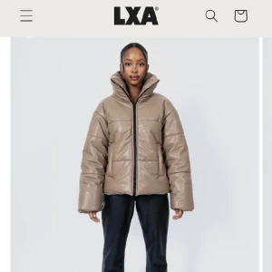 Lxa jacka  - Jätte snygg jacka som är tjock. Prislappen är kvar och aldrig använd. Inköpspris 1199kr 