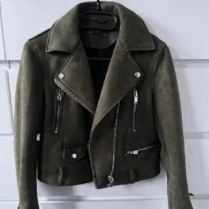 Trendig mockajacka i grön - Jättebra skick och försiktigt använd. Skärpet finns ej men skitsnygg utan! Säljer pga för liten för mig nu tyvärr. 