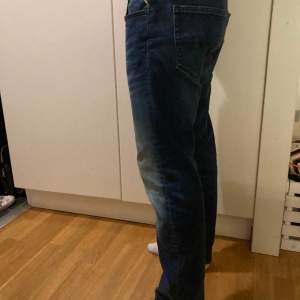 Snygga Replay jeans med nice fade! Storlek 34 i midja och 30 i längd, så dom passar dig med lite bredare ben! 10/10 skick inga defekter, hör av er vid frågor!