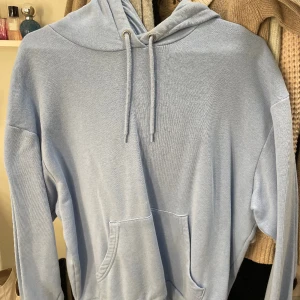 Ljusblå hoodie - En ljusblå hoodie från Monki, as snygg passform!