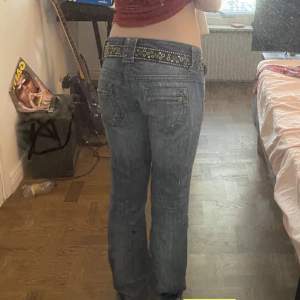 LÅNADE BILDER! Super snygga jeans. Säljer då de är försmå för mig. Skriv privat för fler bilder eller frågor!😊🩷