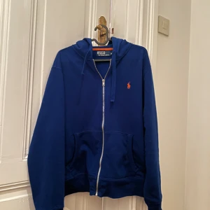 Polo ralph lauren zip - Hej, säljer min polo ralph lauren zip tröja som är för liten för mig, tröjan är i storlek M