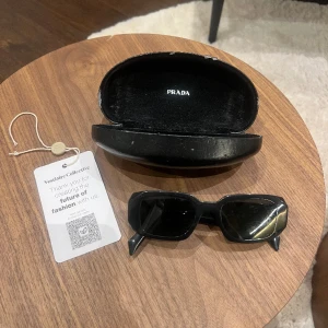 Prada solglasögon - Säljer nu mina solglasögon från Prada, med fodral. Köpta på Vestiaire collective så äkthetsintyg finns. 