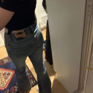 Levis Jeans - Tyvärr för stora för mig🫶🏻Endast omsydda i midjan. De har diffekter(fick ej med alla på bild) men skulle passa någon som tog hand om de och kanske sydde om🥴❤️❤️ Mått: Midja 39/40. Innebens längd 80. Ytterbens längd 108💗(pris kan självklart diskuteras)