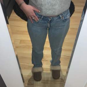 Lågmidjade jeans från weekday i jätte fint skick modellen arrow low 