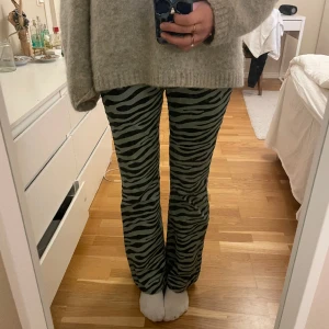 Coola zebrajeans💗💗 - Snygga zebrajeans som tyvärr inte kommer till användning längre! Jag är 178cm lång💗💗