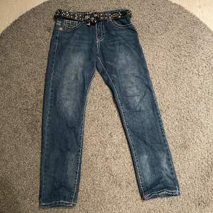 Ett par sköna true religon jeans i storlek 31. Den är baggy/slim fit BB BELT HELT GRATIS MED KÖP