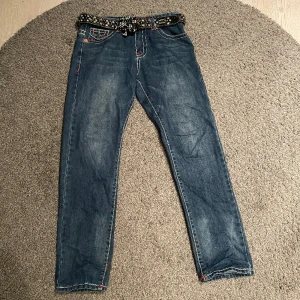 True religon jeans (bb belt inkluderat) - Ett par sköna true religon jeans i storlek 31. Den är baggy/slim fit BB BELT HELT GRATIS MED KÖP