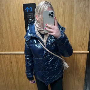 Trendig jacka  - En blå jacka från hollister. Får så mkt komplimanger om denna jacka. 