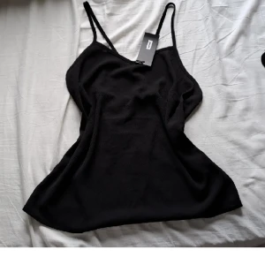 Svart linne/blus från bikbok - Helt ny med lappen kvar. Inga defekter. Köptes för 300kr men säljer den för 99kr. Innan ni trycker på köp nu kontakta mig😘