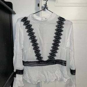 Blus med detaljer - Blus från H&M med detaljer