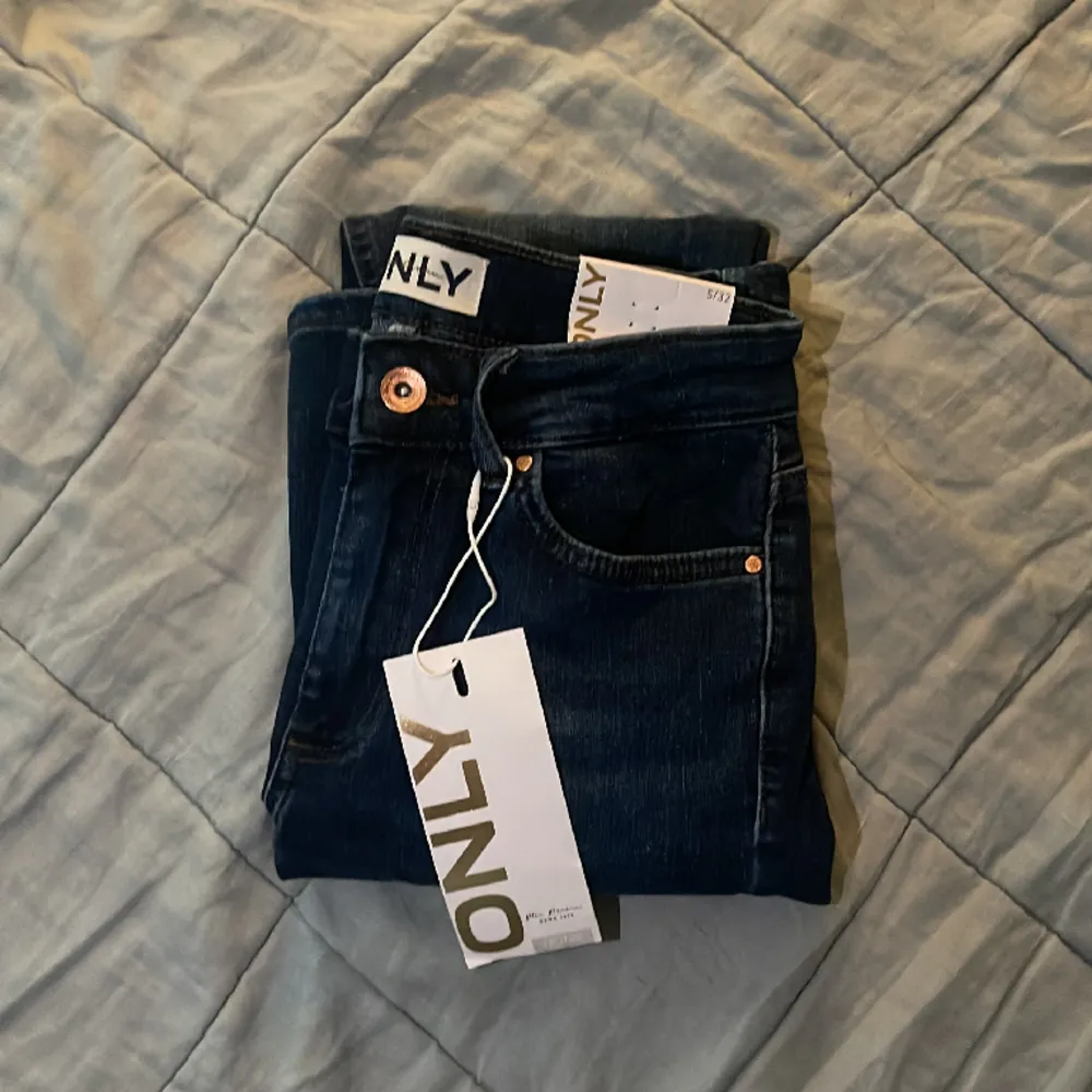 Super snygga jeans från only!🤩 midwaist, bootcut, endast provade med prislappen kvar.❤️ nypris 479kr säljer för 300kr plus frakt . Jeans & Byxor.