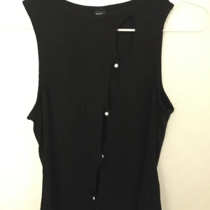 Topp - Toppen är ifrån Shein. säljer för att den aldrig kommit till någon användning🫶🏼