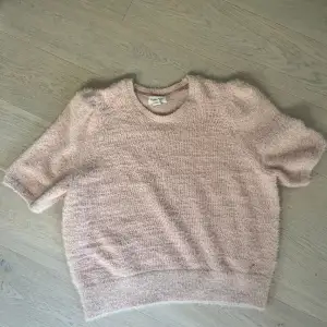 Säljer denna ljusrosa stickade t-shirten från Lindex/ Holly & White som är Lindex lite finare märke! Kommer inte till användning längre då jag har likadan i annan färg! Den är ca storlek m men passar mig bra som är runt S  Kram Tyra❤️