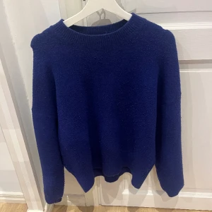 stickad tröja  - säljer min jätte fina blåa stickade tröja från zara 💙