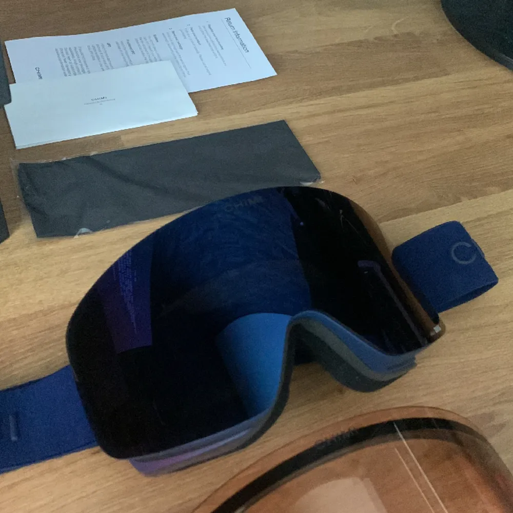 CHIMI skidglasögon som jag köpte för 1800kr inför lovet, använda 1 vecka.   Dark Blue  Inga repor, helt nyskick👍🏼  Allt fås med, fullkit🤝. Accessoarer.