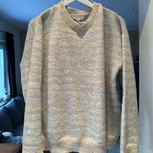 Stickad tröja från Gina Tricot  - Grå/blå randig stickad tröja från Gina Tricot, storlek 158/164 men sitter mer som en S. 170kr eller kom med bud!