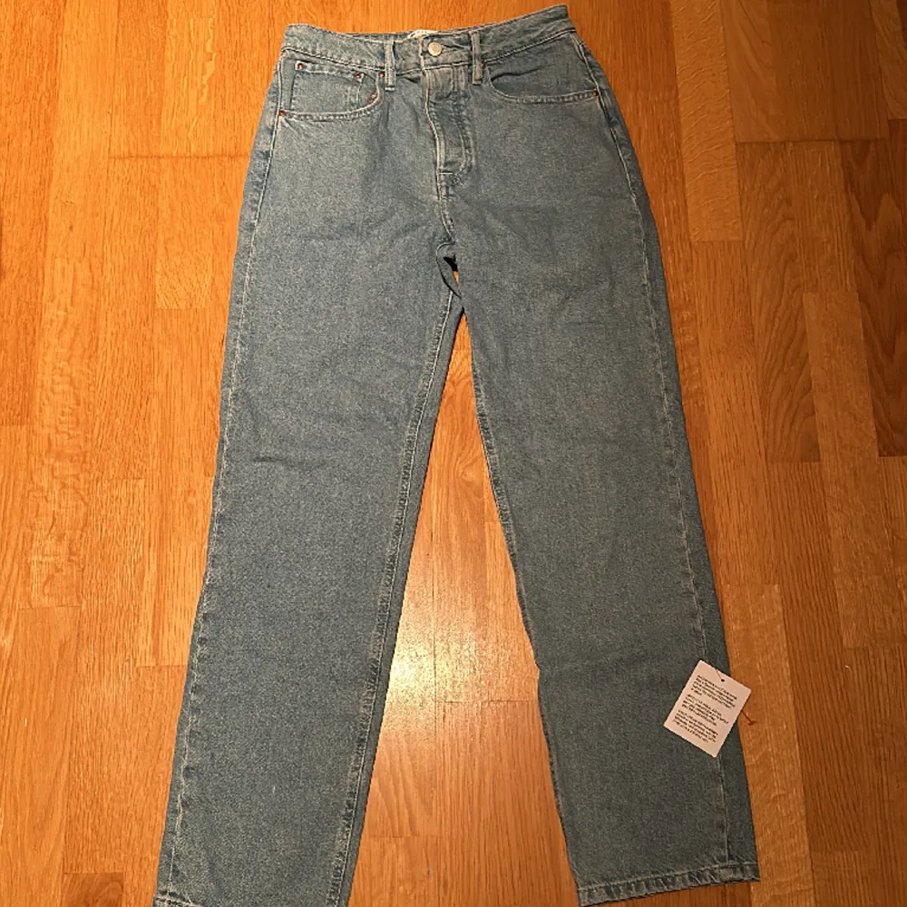 Pris kan diskuteras. Säljer nu dessa riktigt feta jeansen. Helt oanvända 10/10 skick, färg: ljusblå, pris: 100. Jeans & Byxor.