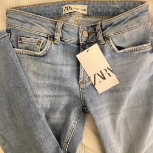 Säljer dessa oanvända ljusblåa jeans från Zara i storlek 32, säljer då det tyvärr är för små💗lappen kvar!! Pris kan diskuteras, nypris var 399kr