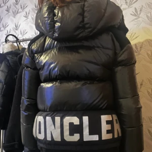 Moncler Dunjacka - En vacker svart Moncler dunjacka, fintskick och passar perfekt för vintern.   Missfärgning på dragkedja. Org pris: 12,000kr   Anledning: Söker ny jacka.   Skriv för eventuella frågor, pris kan diskuteras.