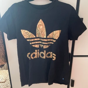 Adidas t-shirt - Oversized i storlek, något använd 