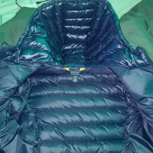 Polo jacka blå - Säljer min äkta polo jacka i storlek 150 då den inte passar längre den är i riktigt bra skick och inga hål eller något. pris kan diskuteras i dm