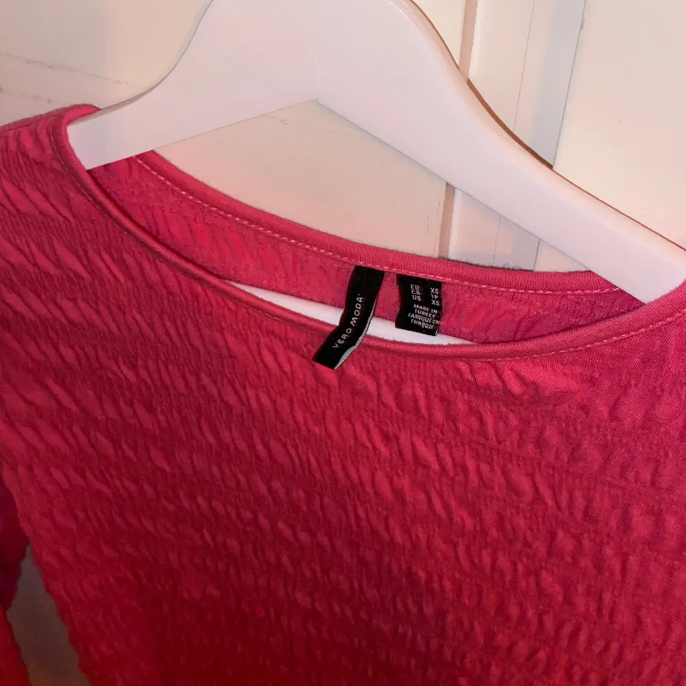 En rosa långärmad tröja! Väldigt enkel men ändå lite uppklädd tröja! Använd några gången men är nästan som ny!  Frakt ingår inte, köparen står för det!. Blusar.