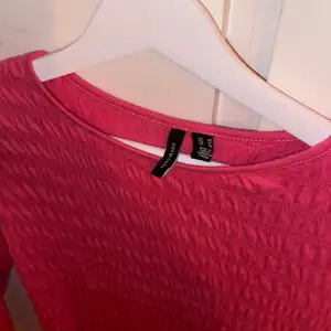 En rosa långärmad tröja! Väldigt enkel men ändå lite uppklädd tröja! Använd några gången men är nästan som ny!  Frakt ingår inte, köparen står för det!
