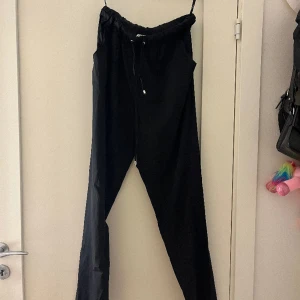 Svarta byxor - Kostymliknande byxor i jätte tunt material. Från Vero Moda strl S❤️