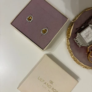 Lily and rose  - Lily and rose örhängen. Helt nya i förpackningen. Oanvända 