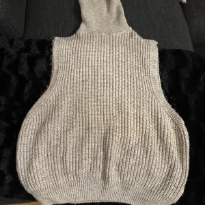 Stickad polo väst  - Storlek M  Aldrig använda  100 kr styck eller 180 för båda 