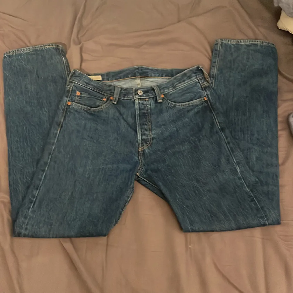 Ett par 501 jeans knappt använda. Perfekta jeans om du frågar mig. W32/L34 1100kr orginalpris . Jeans & Byxor.