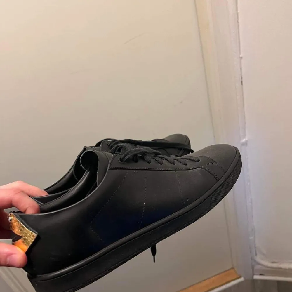 Feta saint Laurent skor, rare utgåva  Mycket bra skick Box och extra skosnören finns . Skor.
