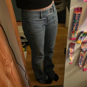 Vintage low waist bootcut diesel jeans - Vintage diesel jeans! Jättesnygga och Ett par vintage diesel jeans i fantastiskt skick. De är bootcut modell, med en ascool knäppning. Fler bilder finns! Säljer då jag inte använder dem, pris kan absolut diskuteras! Nypris 1500kr