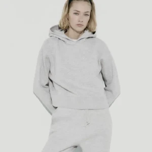 Grå hoddie  - Lånade bilder! Säljer nu denna trendiga hoddie från zara. Använd fåtal gånger så inga defekter. Skriv för frågor eller fler bilder💕